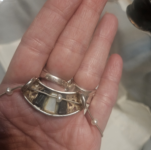 VINTAGE STERLING,ONYX &MOP SLIDE WITH STERLING &PEARL CHAIN - Picture 4 of 4